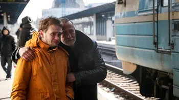 Imaginea care arată drama unei națiuni: tată și fiu, în gară, luându-și rămas bun de la familia care fuge din calea razboiului