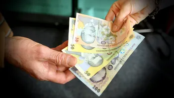 Statul dă câte 250 de lei pentru acești români și 150 de lei pentru elevi. Ce trebuie să faci ca să-i primești