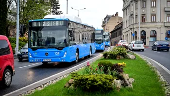 40 de autobuze ecologice pe străzile din Sibiu, începând de duminică. Mijloacele de transport în comun au dotări speciale