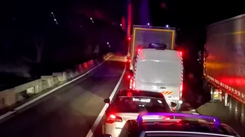 Accident grav pe Valea Oltului. Doi oameni au murit, după ce două TIR-uri s-au ciocnit. Traficul este blocat