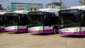 Copil de trei ani din Cluj, la un pas de tragedie, după ce geamul unui autobuz electric i-a căzut în cap. Reacția companiei de transport public