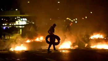 Demonstrații violente în Suedia. Extremiștii au ars Coranul pe stradă. Mai mulți polițiști și protestatari au fost răniți