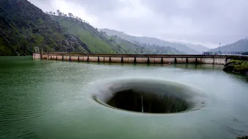 Gaura ciudată din apă care nu e o iluzie optică: ce știm despre fenomenul din lacul Berryessa