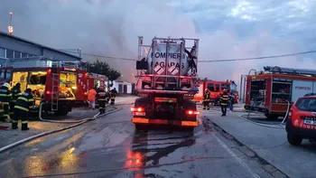 Incendiu puternic la un complex comercial din Brașov. Degajări imense de fum