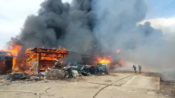 Incendiu la un depozit de deșeuri din Iași. Sunt degajări mari de fum. Autoritățile au transmis un mesaj RO Alert