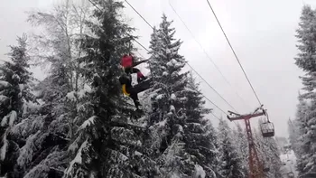 Nouă turiști, între care un copil, blocați în telescaunul din Vatra Dornei. Au rămas suspendați la mare înălțime VIDEO