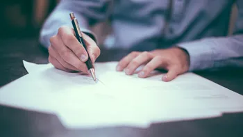 Până pe 15 iunie, este obligatoriu pentru acești români să completeze un important document. Cine, de ce și unde trebuie să depună declarația de avere și de interes