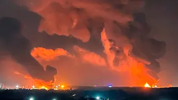 Rusia, zguduită de două incendii uriașe. Un depozit de petrol și o bază militară au luat foc