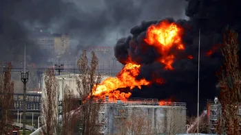 Rușii au distrus un depozit de petrol din estul Ucrainei: „Un incendiu puternic a cuprins uzina“