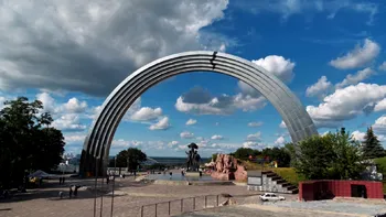 Sculptură simbolică din centrul Kievului, dată jos de edilul capitalei. Statuia are legătură cu Rusia