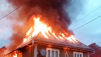 VIDEO: Trei case și două mașini au ars într-un incendiu violent în Alba. Un bărbat s-a ales cu arsuri pe față și mâini