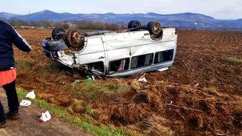 Un microbuz cu 12 persoane s-a răsturnat la Sibiu. Printre pasageri se afla și un copil de 5 ani