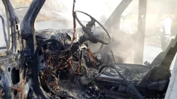 Un microbuz de transport călători a ars ca o torță în Vaslui. Vehiculul a luat foc în mers, ce s-a întâmplat cu pasagerii