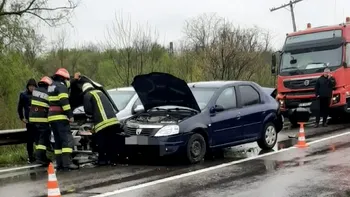 Accident cu trei mașini și o cisternă pe DN6. Cinci persoane au fost rănite. Traficul este restricționat