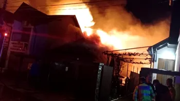 Incendiu de proporții în Târgu Mureș. Două case și un laborator de analize au fost cuprinse de flăcări
