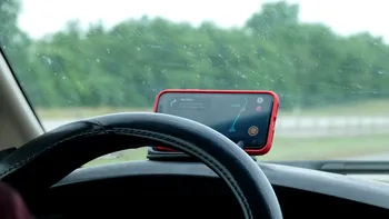 Waze te plimbă cu mașina timpului și introduce teme retro: de ce noua opțiune poate fi amuzantă pentru noi, românii