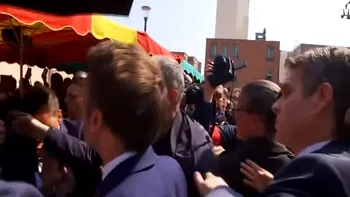 Emmanuel Macron, lovit cu roșii la prima ieșire publică de la câștigarea unui nou mandat de președinte VIDEO
