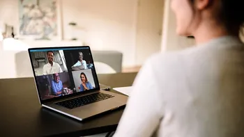 Microsoft îți face munca remote mai ușoară: noile funcții bazate pe AI pentru apeluri video, contact vizual și zgomot de fundal