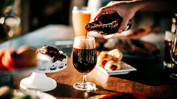 Spune-mi ce bei, ca să-ți spun cât de mult te vei îngrășa: ce tipuri de alcool nu-ți strică silueta