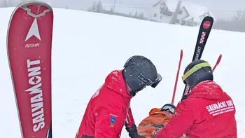 Operațiune de salvare la Râpa Roșie, după ce trei persoane s-au răsturnat cu ATV-ul de pe o stâncă