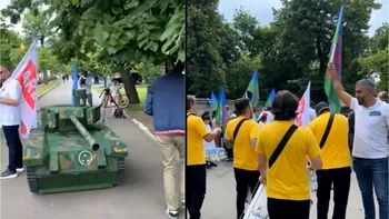 Protest în fața ambasadei Rusiei la București. Manifestanții au adus un tanc în miniatură cu simbolul Z