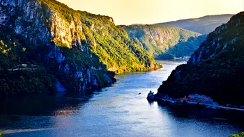 Singurul loc din România în care muntele se întâlnește cu „marea”. Trebuie să ajungi acolo măcar o dată în viață