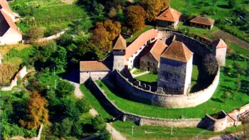 Cetatea veche de 700 de ani din Transilvania pe care trebuie să o vizitezi măcar o dată în viața ta. Poți locui în ea ca un prinț medieval