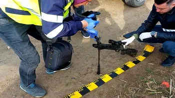 O armă cu lunetă a fost descoperită lângă o groapă de gunoi din Botoșani