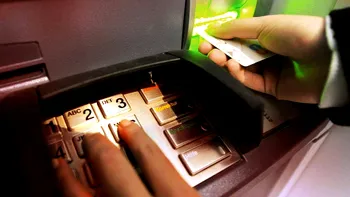 Dacă lași cardul în bancomat 30 de secunde, urmarea poate să te facă să regreți