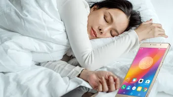 Dacă dormi cu telefonul lângă pat, am vești proaste pentru tine: cum te afectează