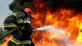Explozie urmată de incendiu la un bloc din Câmpulung. Pompierii se află la fața locului