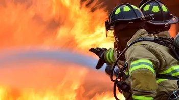 Incendiu puternic în Buzău. O fabrică a fost complet distrusă de flăcări