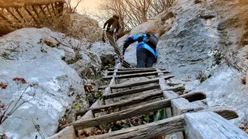 Satul unic in România, localnicii ajung la el doar cu scara - VIDEO