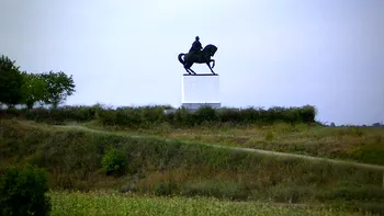 Statuia generalului Suvorov, pe care rușii vor să-l sanctifice, în mijlocul Moldovei: ce caută pe E85, ce reprezintă