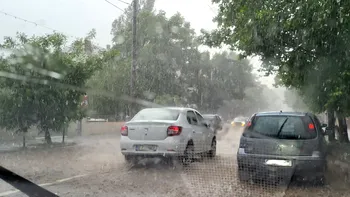 Traficul din București, paralizat din cauza ploii torențiale. Mai multe zboruri sunt întârziate pe Henri Coandă, în urma furtunii