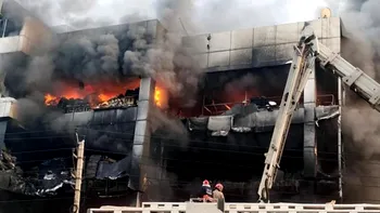 Tragedie în India, în urma unui incendiu violent. Peste 70 de persoane se aflau în clădirea etajată care a luat foc