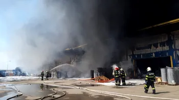 Un depozit din Oradea a luat foc, sunt degajări masive de fum. Intervin peste 20 de pompieri