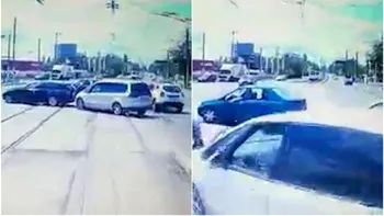 Un tramvai a lovit mai multe mașini în Capitală. Momentul în care vatmanul nu oprește în stație a fost filmat