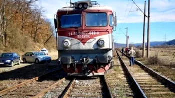 Accident feroviar în Iași. Un tren a intrat din plin într-o mașină
