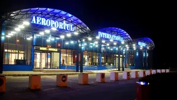 Uniunea Europeană anunță noi schimbări pentru călătoria cu avionul. Purtare măștii nu o să mai fie obligatorie