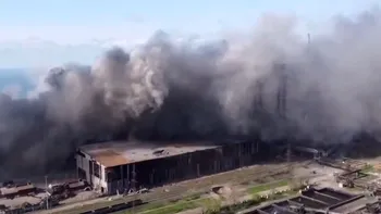 Bombe cu fosfor lansate de ruși la oțelăria Azovstal. Moscova încearcă să îi elimine pe ultimii eroi care luptă în uzina de la Mariupol