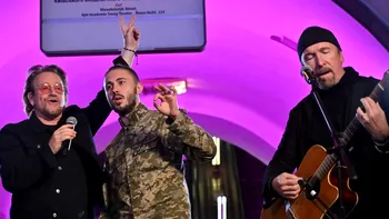 VIDEO Bono, solistul U2, concert surpriză într-o stație de metrou din Kiev: ce mesaj a transmis artistul
