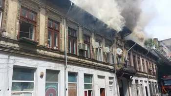 O clădire din Centrul Vechi al Bucureștiului a luat foc