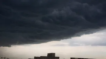 Mesaj RO Alert: Cod roșu de ploi torențiale. Autoritățile recomanda evitarea deplasărilor și adăpostirea