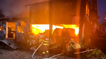 Incendiu violent în Botoșani. Pompierii încearcă să stingă focul de peste 10 ore