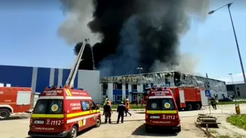 Incendiu de proporții la o hală din Dej, există pericol de prăbușire. Pompierii intervin de urgență