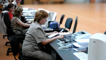 Se schimbă legea pentru funcționarii publici: în sfârșit vor fi obligați să știe să facă asta