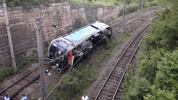 Trafic feroviar blocat, după ce o locomotivă a deraiat în Hunedoara. Mecanicul a fost rănit