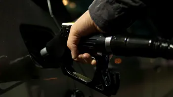 Șoferii români merg în Ungaria pentru a își face plinul. Care este diferența de preț