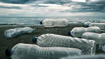 O nouă enzimă a stabilit un record de viteză pentru descompunerea plasticului: ce înseamnă asta pentru viitorul planetei